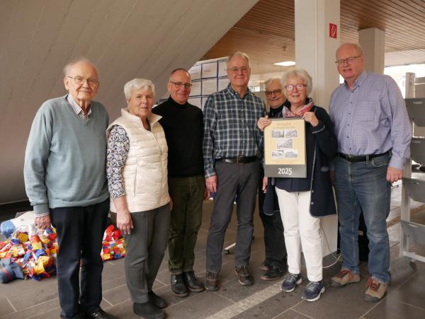 7 Personen des Fotokalender-Teams stehen im Rathausfoyer