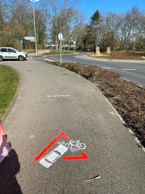 Neue Markierung auf Radwegen Markierung auf Radweg mit Hinweis auf Unfallschwerpunkt