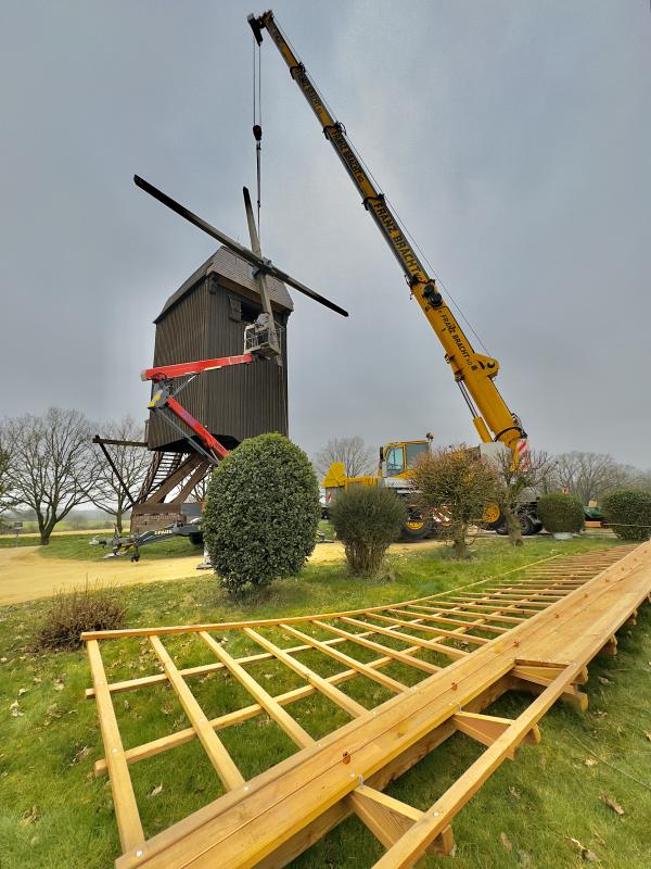 Sanierung Mühlenflügel Bockwindmühle Ein Kran erneuert die Flügel an einer Kastenbockwindmühle
