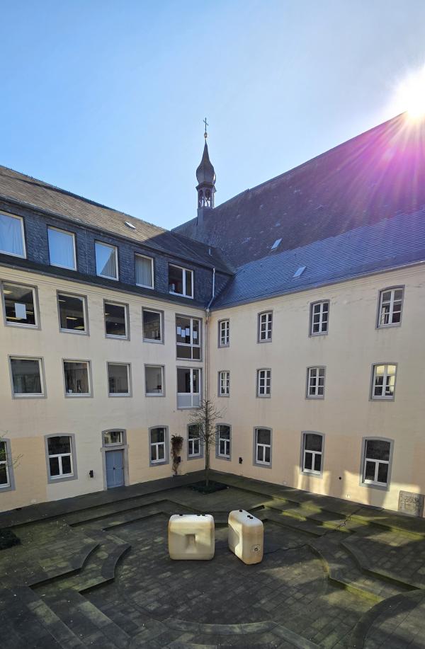 Installation im Innenhof des Kulturforum Franziskanerkloster, © Bettina Klapheck, Kulturamt Kempen