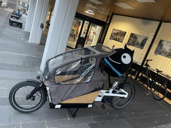 Lastenrad Bergamont Lastenrad Bergamont mit Stofftier "Edgar" vor dem Rathaus