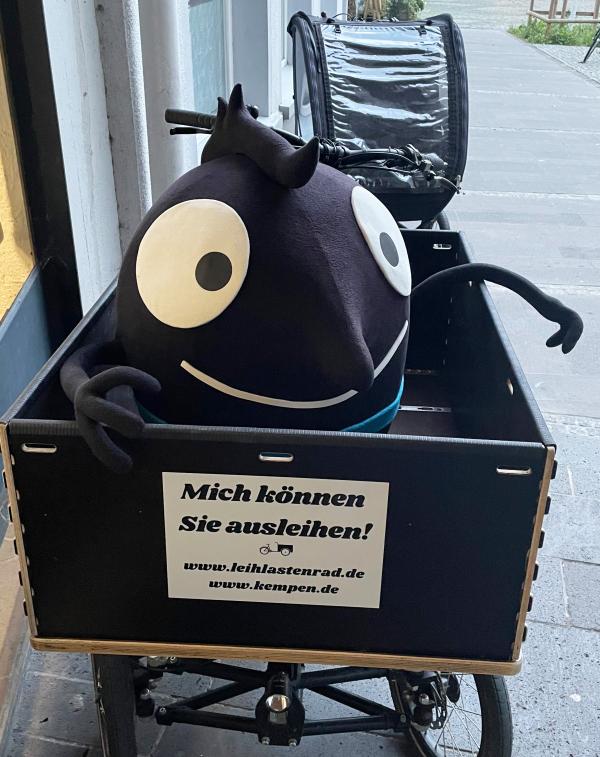Lastenrad Chike mit Kiste Lastenradrad Chike mit Stofftier "Edgar" vor dem Rathaus