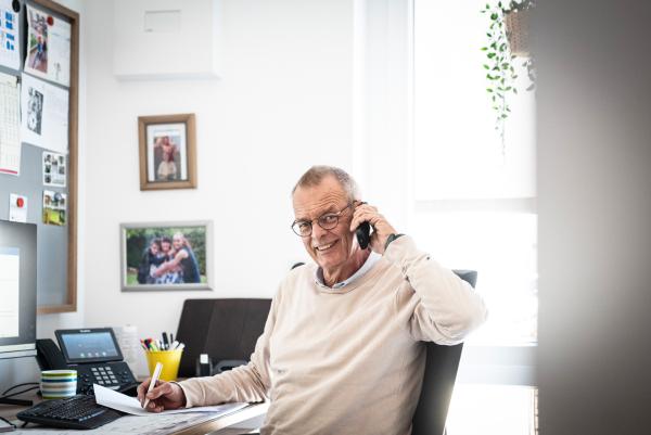 Wolfgang Reinsch, Behindertenbeauftragter Mann sitzt in seinem Büro am Schreibtisch und telefoniert