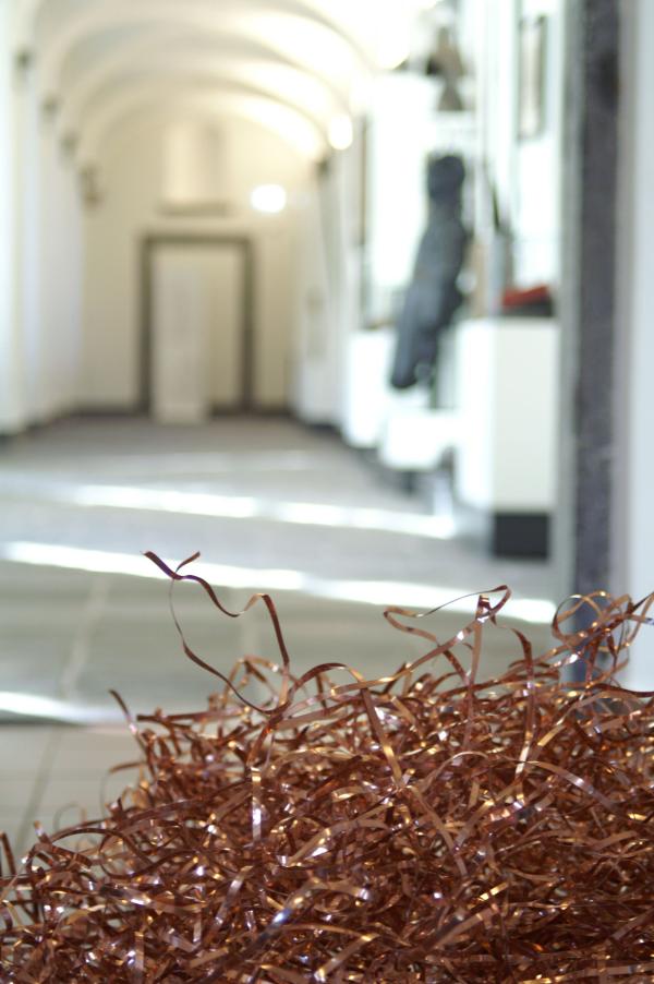 Installation in der Klosterpforte, Blick in den Kreuzgang, © Bettina Klapheck, Kulturamt Kempen