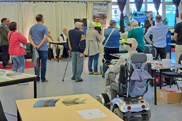 Menschen hören dem Bürgermeister bei seiner Rede zu