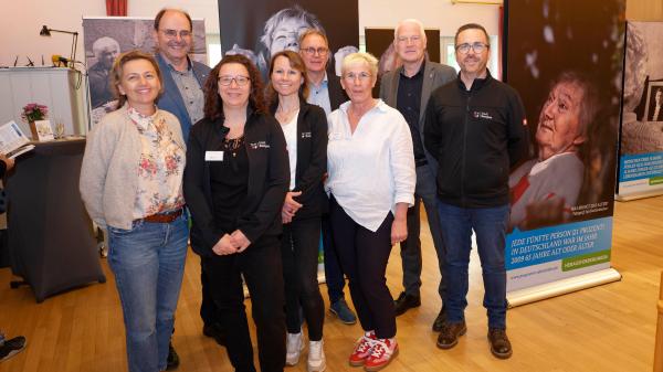 Mitarbeitende der Senioren- und Wohnberatung vor den Ausstellungswänden