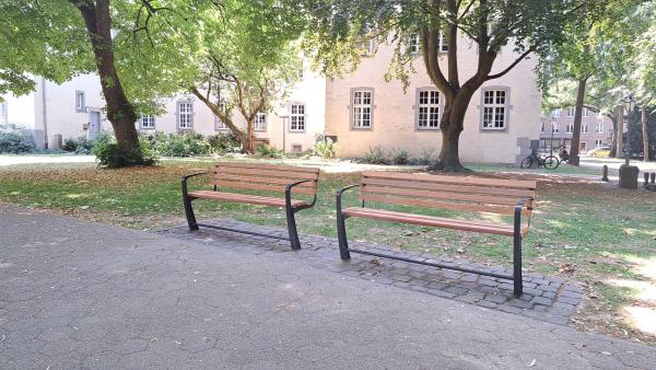 Neue Sitzbänke an der Burgstraße Zwei neue moderne Sitzbänke vor dem Kulturforum Franziskanerkloster