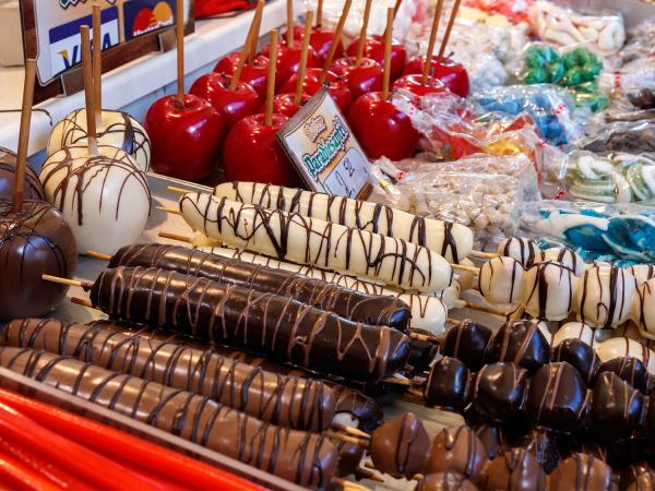 Schokofrüchte Kirmes Schokofrüchte in Auslage eines Schaustellerfahrzeugs