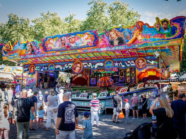 Kirmes Viehmarkt mit Karussell Gut besuchter Platz mit Menschen vor einem Karussell im Hintergrund