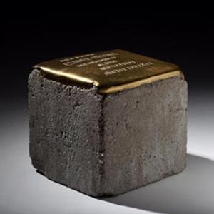Foto eines Pflastersteins mit einer gravierten Metalloberfläche
