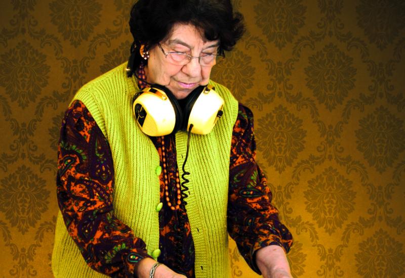 Seniorin mit DJ-Kopfhörern