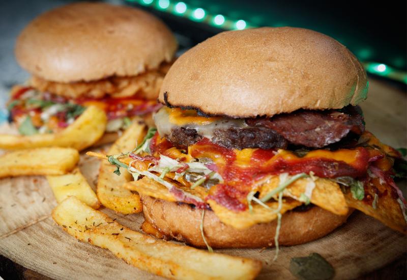 Zwei Burger auf einem Holzbrett