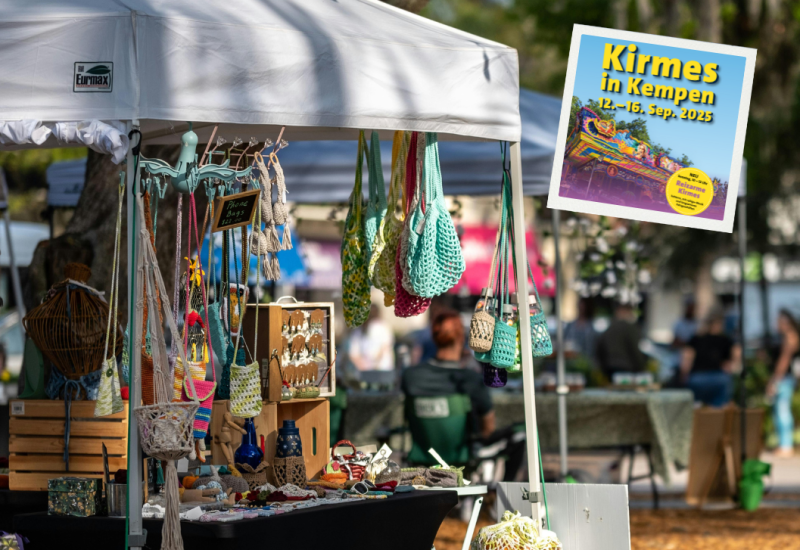 Stand beim Trödelmarkt mit vielen Accessoires wie Taschen und Schmuck