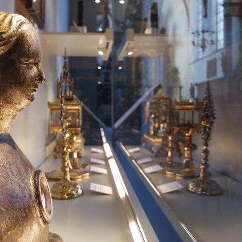 Seitlicher Blick in eine Vitrine in der Paterskirche, © Bettina Klapheck, Kulturamt Kempen