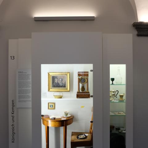 Blick in eine Vitrine der Dauerpräsentation Kempener Stadtgeschichte in den Kreuzgängen des Kulturforum Franziskanerkloster, © Bettina Klapheck, Kulturamt Kempen