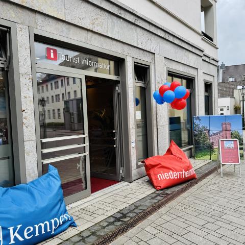 Eingangstür der Tourist Information zur Eröffnung mit Luftballons