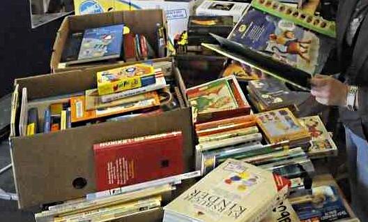 Verschiedene gestapelte Bücher auf einem Tisch beim Büchertrödelmarkt